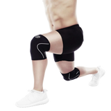 Athlete wearing Rehband Rx Knee Sleeves 5mm in black during a lunge - knee support for CrossFit, weightlifting and Hyrox training